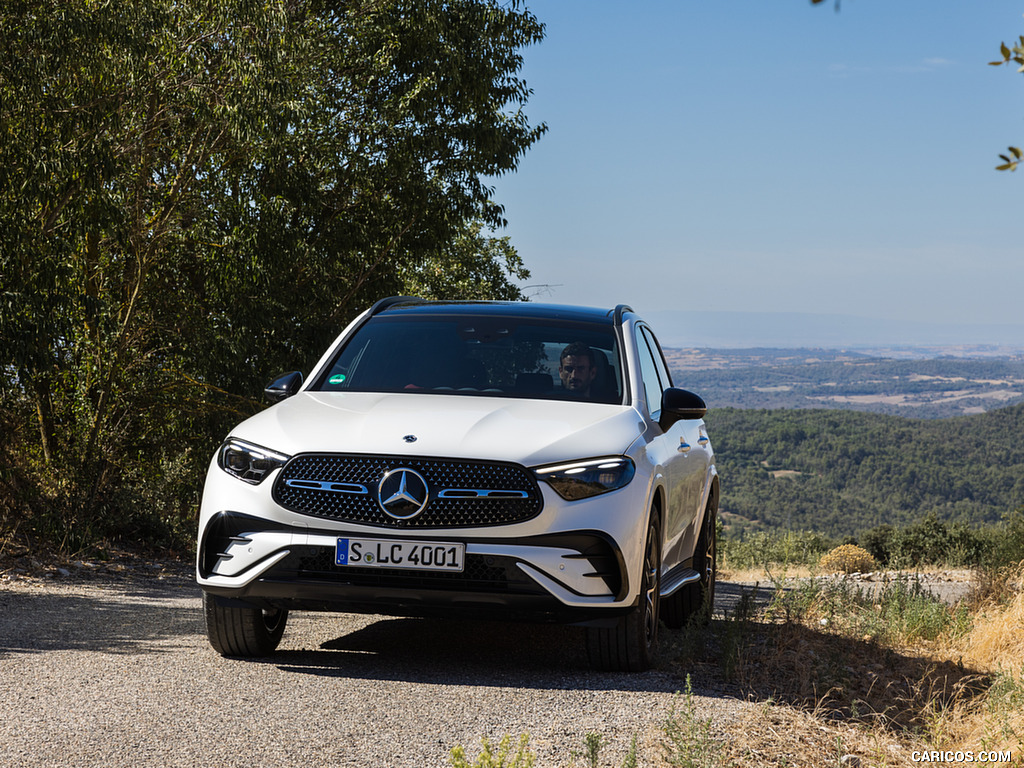 2023 Mercedes-Benz GLC 300 de 4MATIC AMG Line (Color: MANUFAKTUR Diamond White Bright) - Front