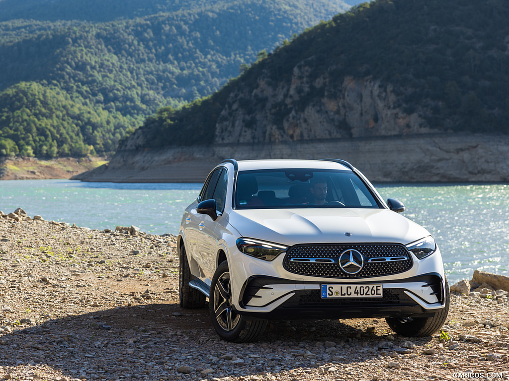 2023 Mercedes-Benz GLC 300 de 4MATIC AMG Line (Color: MANUFAKTUR Diamond White Bright) - Front