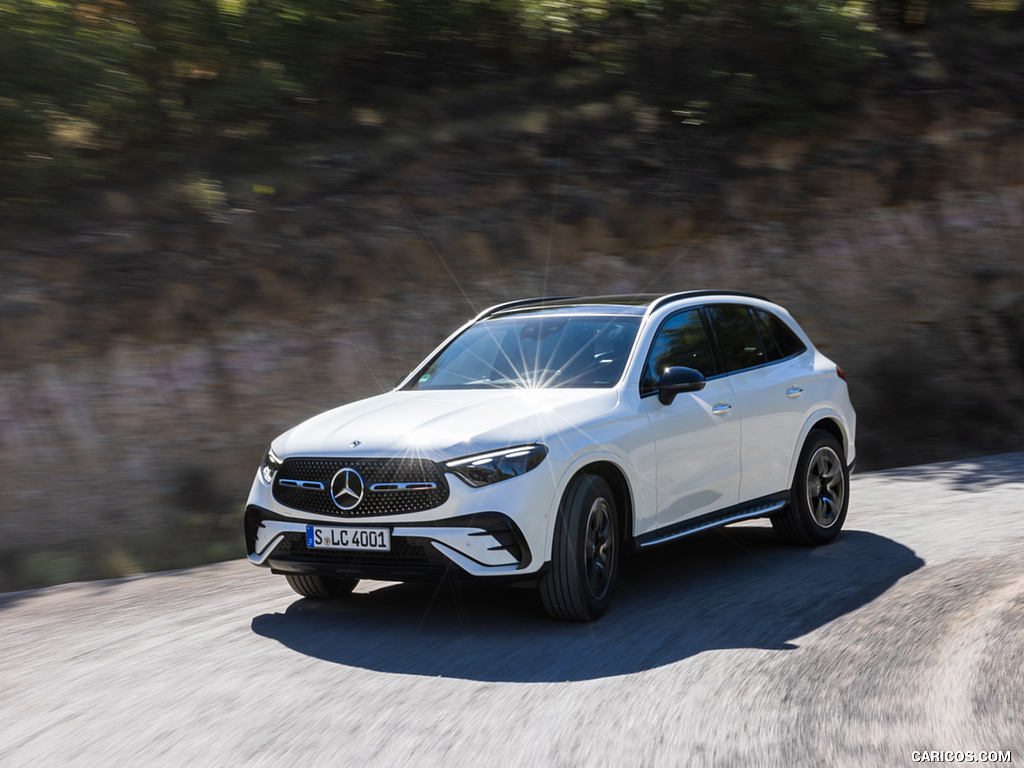 2023 Mercedes-Benz GLC 300 de 4MATIC AMG Line (Color: MANUFAKTUR Diamond White Bright) - Front Three-Quarter