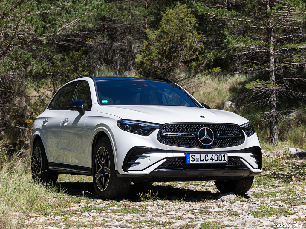 2023 Mercedes-Benz GLC 300 de 4MATIC AMG Line (Color: MANUFAKTUR Diamond White Bright) - Front Three-Quarter