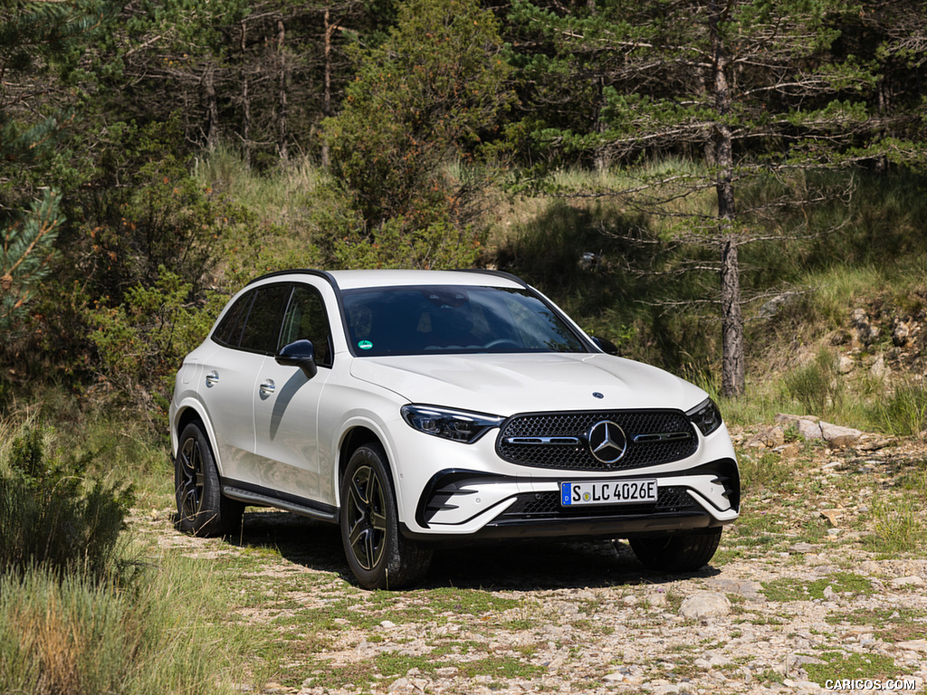 2023 Mercedes-Benz GLC 300 de 4MATIC AMG Line (Color: MANUFAKTUR Diamond White Bright) - Front Three-Quarter