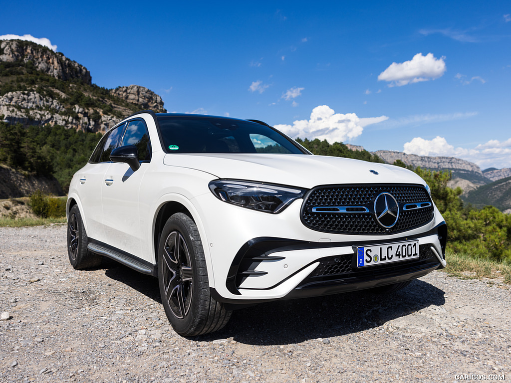 2023 Mercedes-Benz GLC 300 de 4MATIC AMG Line (Color: MANUFAKTUR Diamond White Bright) - Front Three-Quarter