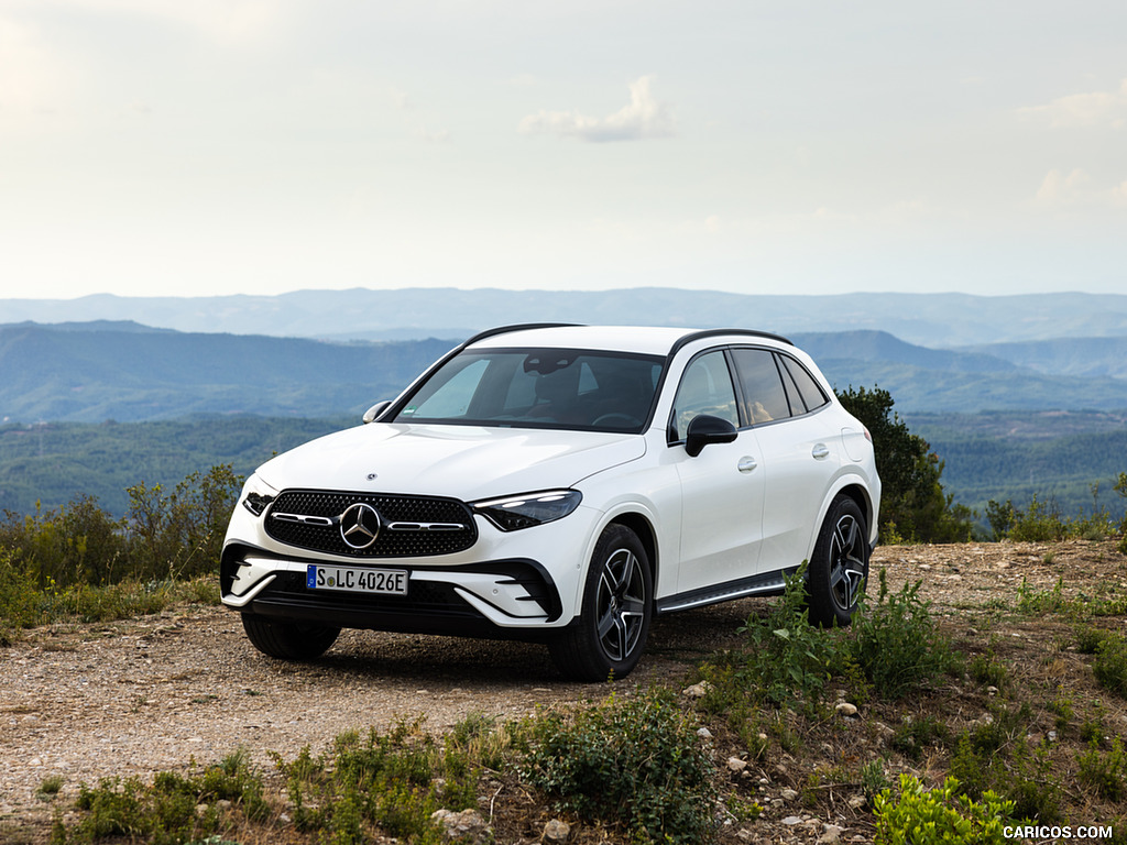 2023 Mercedes-Benz GLC 300 de 4MATIC AMG Line (Color: MANUFAKTUR Diamond White Bright) - Front Three-Quarter