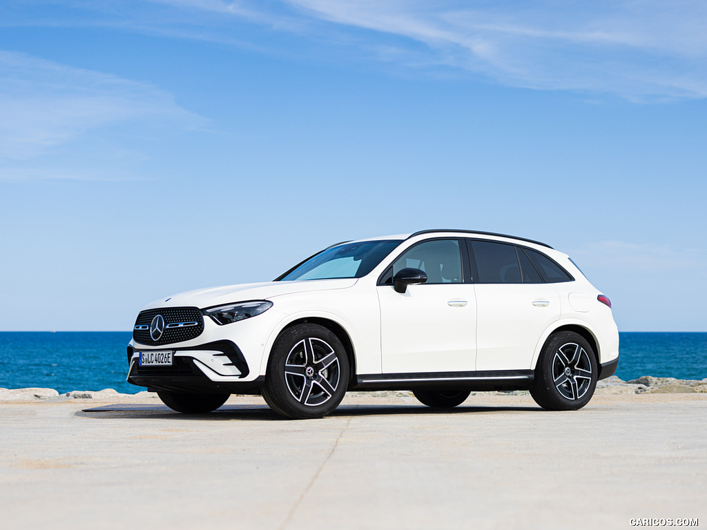 2023 Mercedes-Benz GLC 300 de 4MATIC AMG Line (Color: MANUFAKTUR Diamond White Bright) - Front Three-Quarter