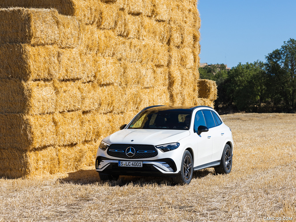 2023 Mercedes-Benz GLC 300 de 4MATIC AMG Line (Color: MANUFAKTUR Diamond White Bright) - Front Three-Quarter