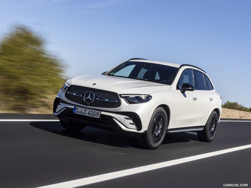 2023 Mercedes-Benz GLC 300 de 4MATIC AMG Line (Color: MANUFAKTUR Diamond White Bright) - Front Three-Quarter