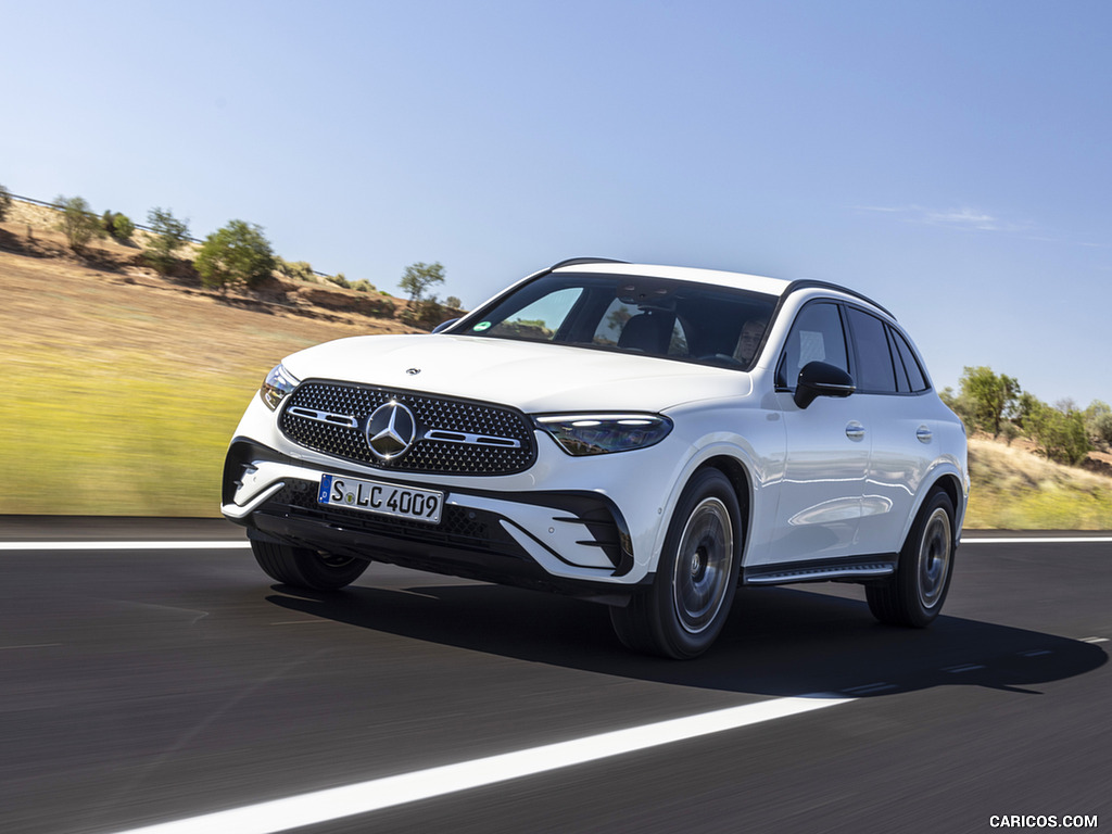 2023 Mercedes-Benz GLC 300 de 4MATIC AMG Line (Color: MANUFAKTUR Diamond White Bright) - Front Three-Quarter