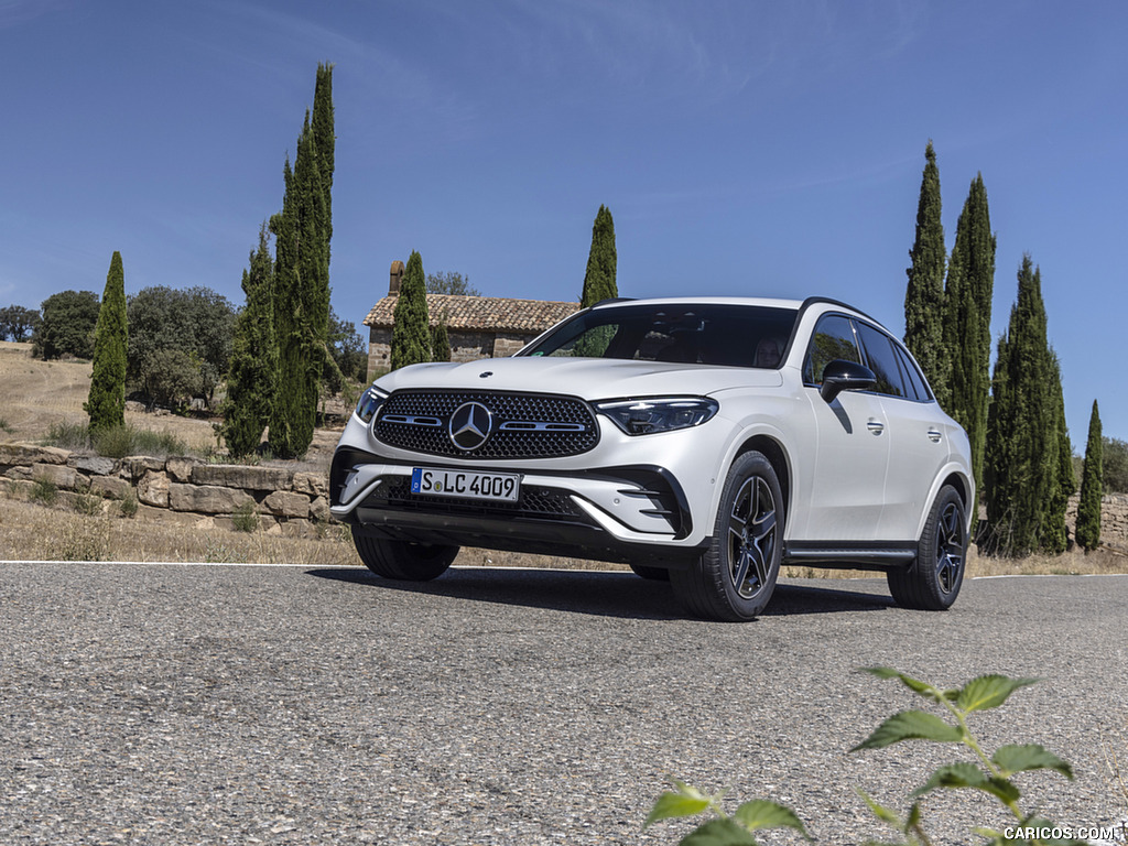 2023 Mercedes-Benz GLC 300 de 4MATIC AMG Line (Color: MANUFAKTUR Diamond White Bright) - Front Three-Quarter