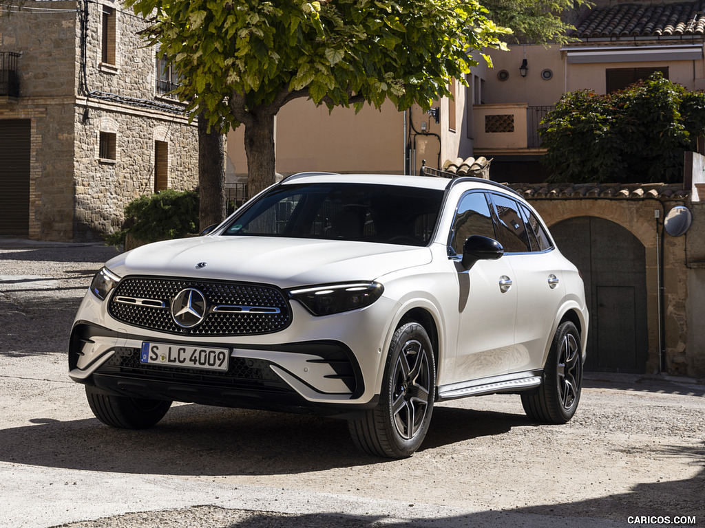 2023 Mercedes-Benz GLC 300 de 4MATIC AMG Line (Color: MANUFAKTUR Diamond White Bright) - Front Three-Quarter