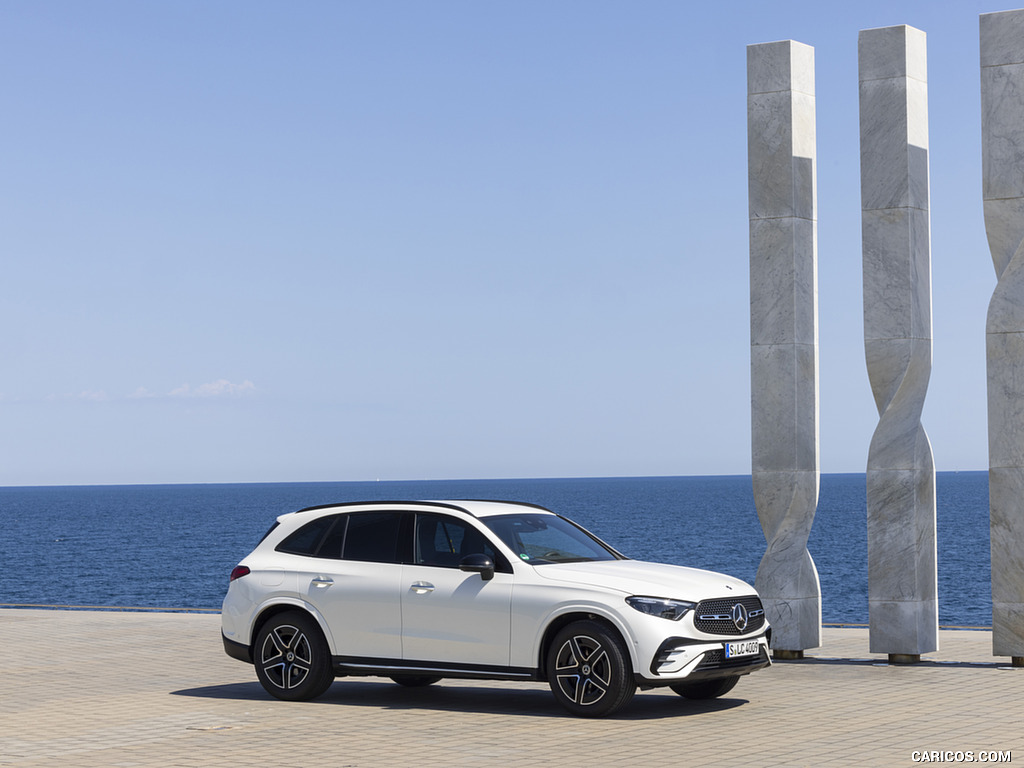 2023 Mercedes-Benz GLC 300 de 4MATIC AMG Line (Color: MANUFAKTUR Diamond White Bright) - Front Three-Quarter