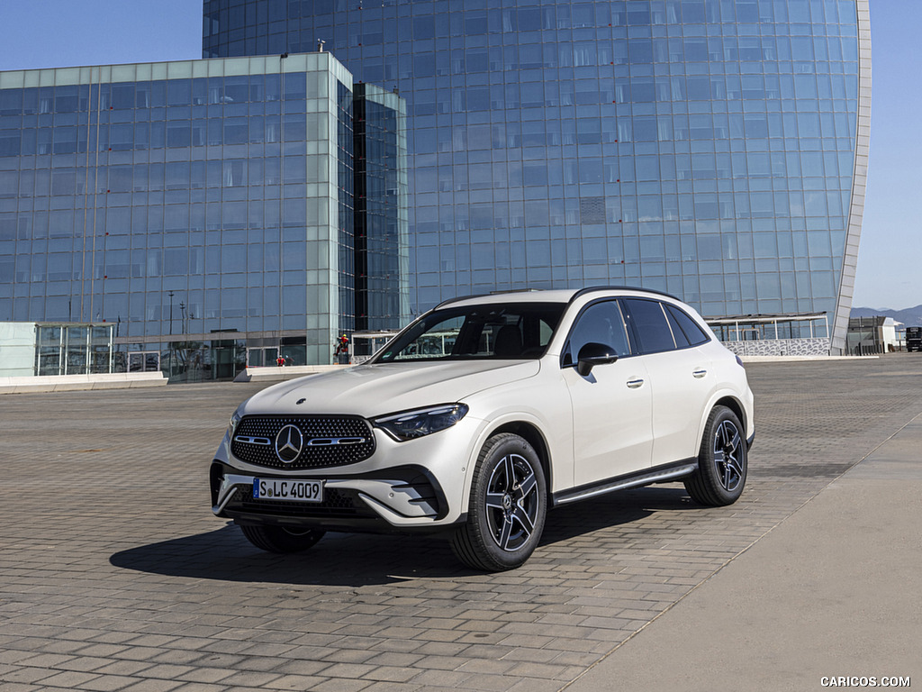 2023 Mercedes-Benz GLC 300 de 4MATIC AMG Line (Color: MANUFAKTUR Diamond White Bright) - Front Three-Quarter