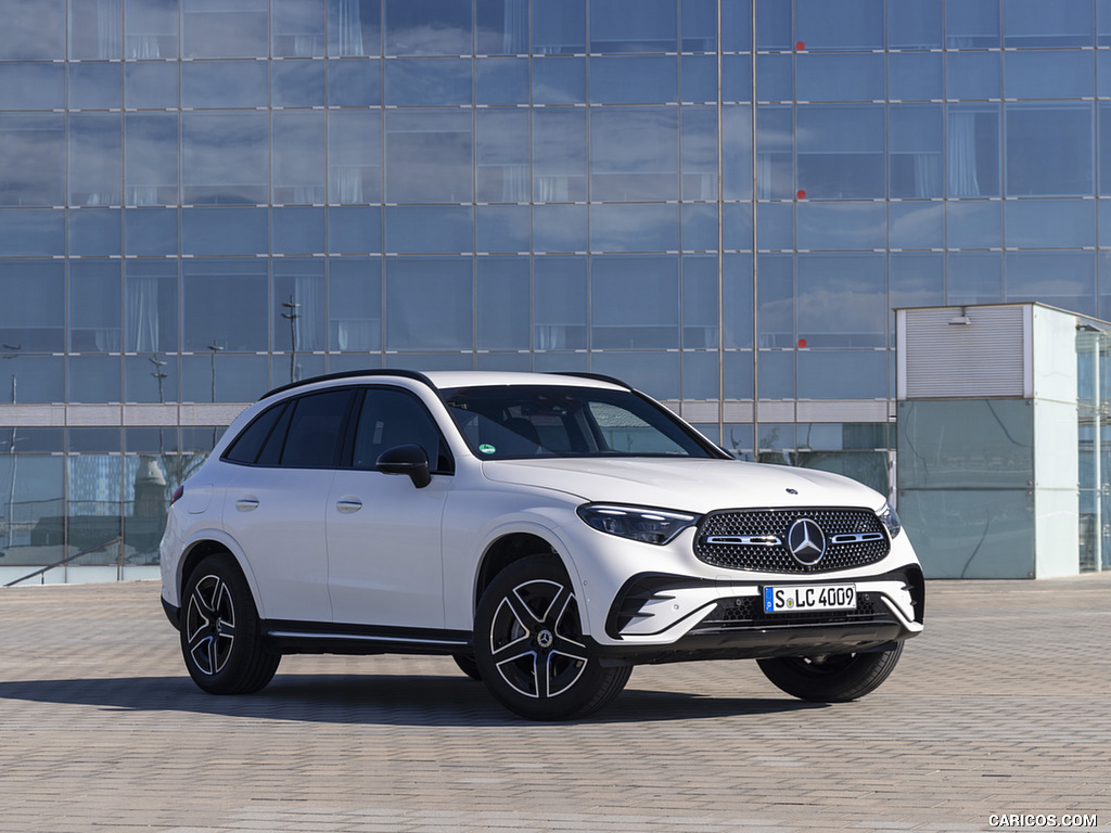 2023 Mercedes-Benz GLC 300 de 4MATIC AMG Line (Color: MANUFAKTUR Diamond White Bright) - Front Three-Quarter