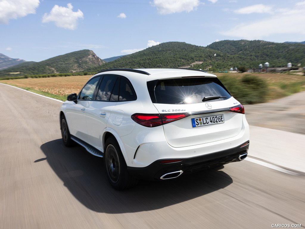 2023 Mercedes-Benz GLC 300 de 4MATIC AMG Line (Color: MANUFAKTUR Diamond White Bright) - Rear Three-Quarter