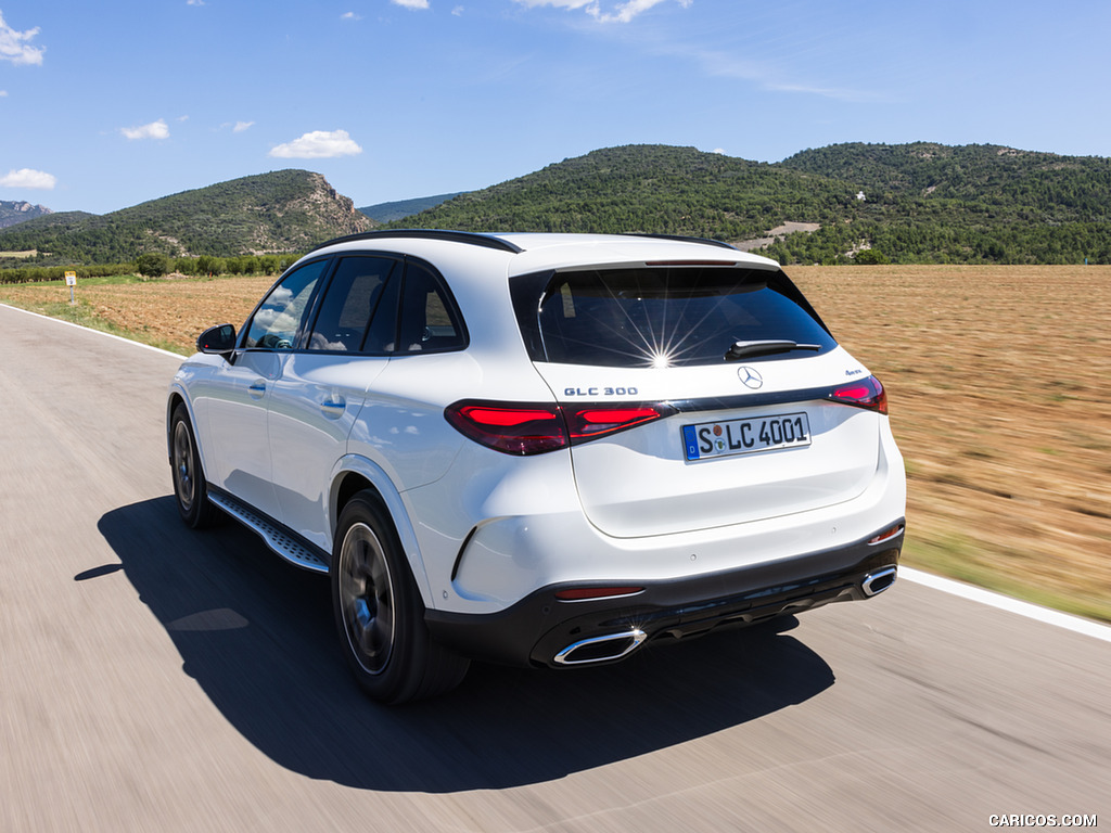 2023 Mercedes-Benz GLC 300 de 4MATIC AMG Line (Color: MANUFAKTUR Diamond White Bright) - Rear Three-Quarter