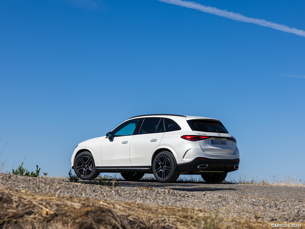 2023 Mercedes-Benz GLC 300 de 4MATIC AMG Line (Color: MANUFAKTUR Diamond White Bright) - Rear Three-Quarter