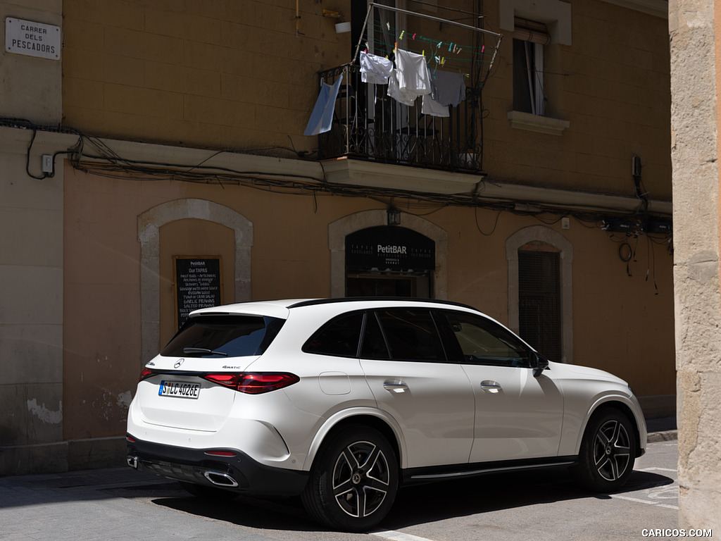 2023 Mercedes-Benz GLC 300 de 4MATIC AMG Line (Color: MANUFAKTUR Diamond White Bright) - Rear Three-Quarter