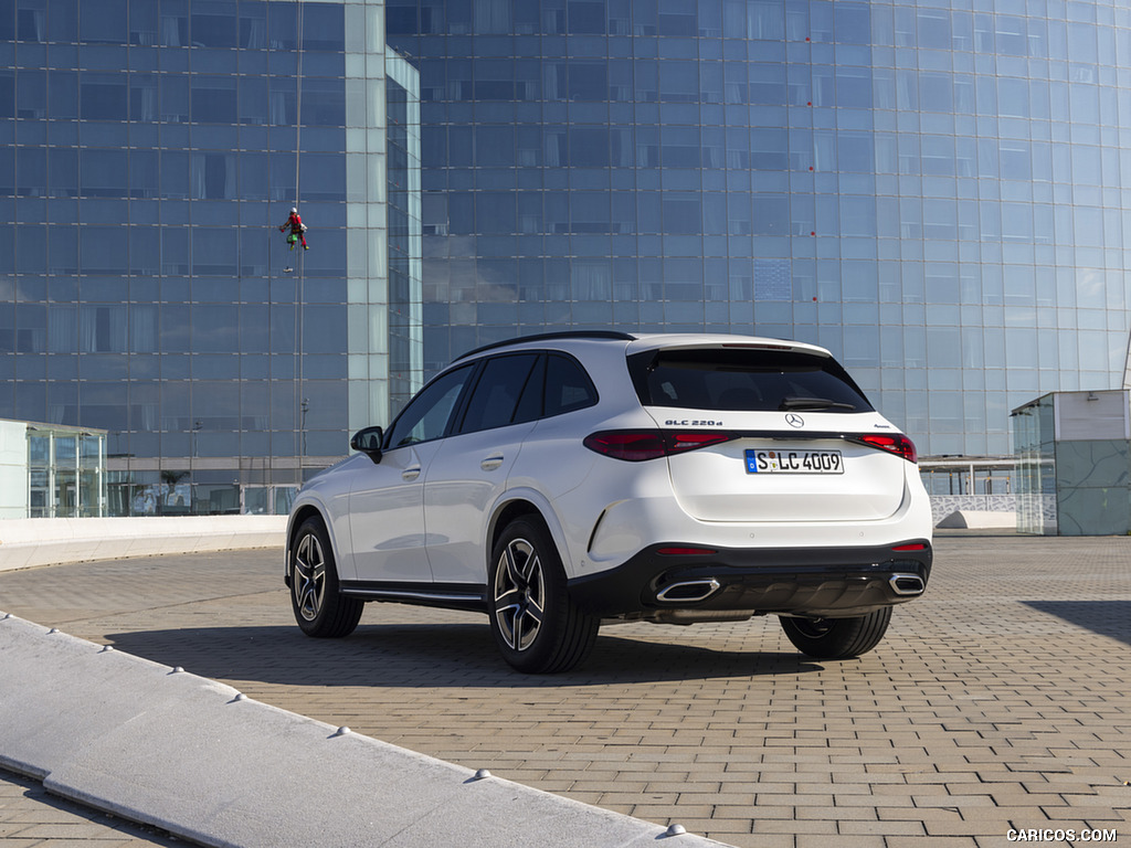 2023 Mercedes-Benz GLC 300 de 4MATIC AMG Line (Color: MANUFAKTUR Diamond White Bright) - Rear Three-Quarter