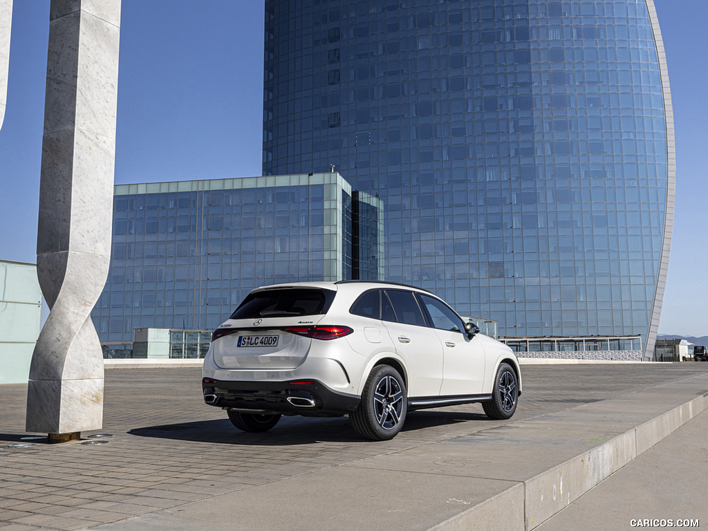 2023 Mercedes-Benz GLC 300 de 4MATIC AMG Line (Color: MANUFAKTUR Diamond White Bright) - Rear Three-Quarter