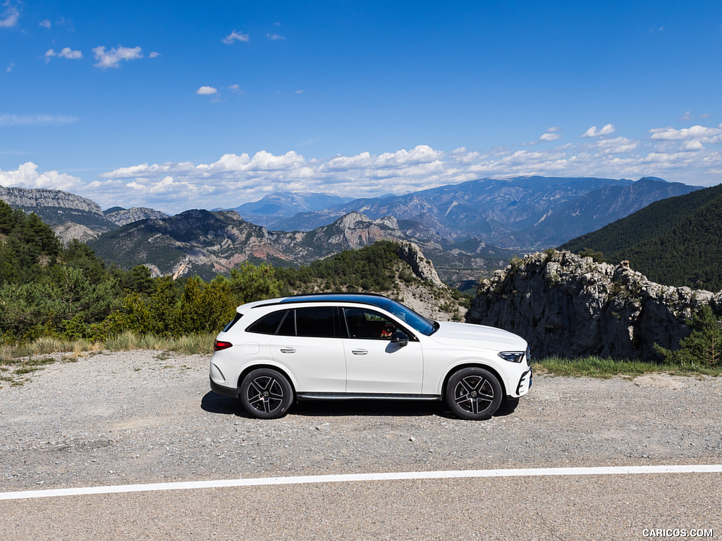 2023 Mercedes-Benz GLC 300 de 4MATIC AMG Line (Color: MANUFAKTUR Diamond White Bright) - Side