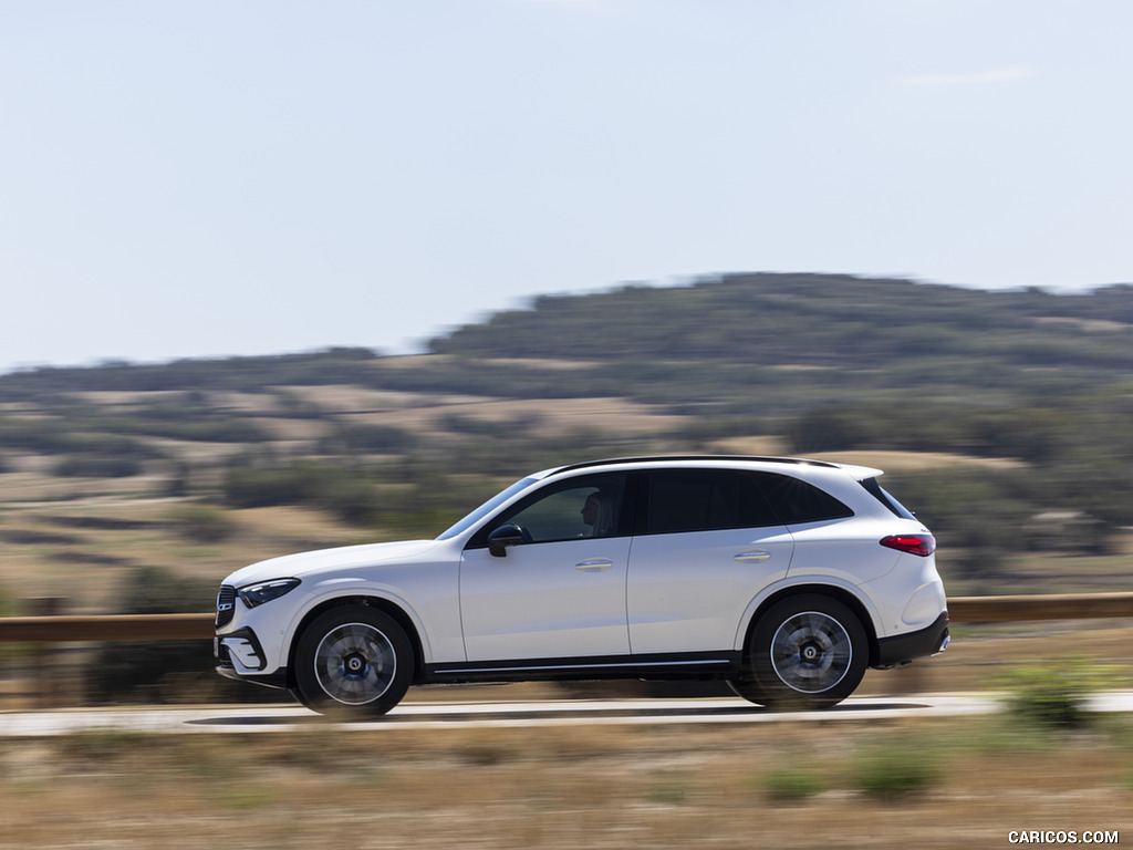 2023 Mercedes-Benz GLC 300 de 4MATIC AMG Line (Color: MANUFAKTUR Diamond White Bright) - Side