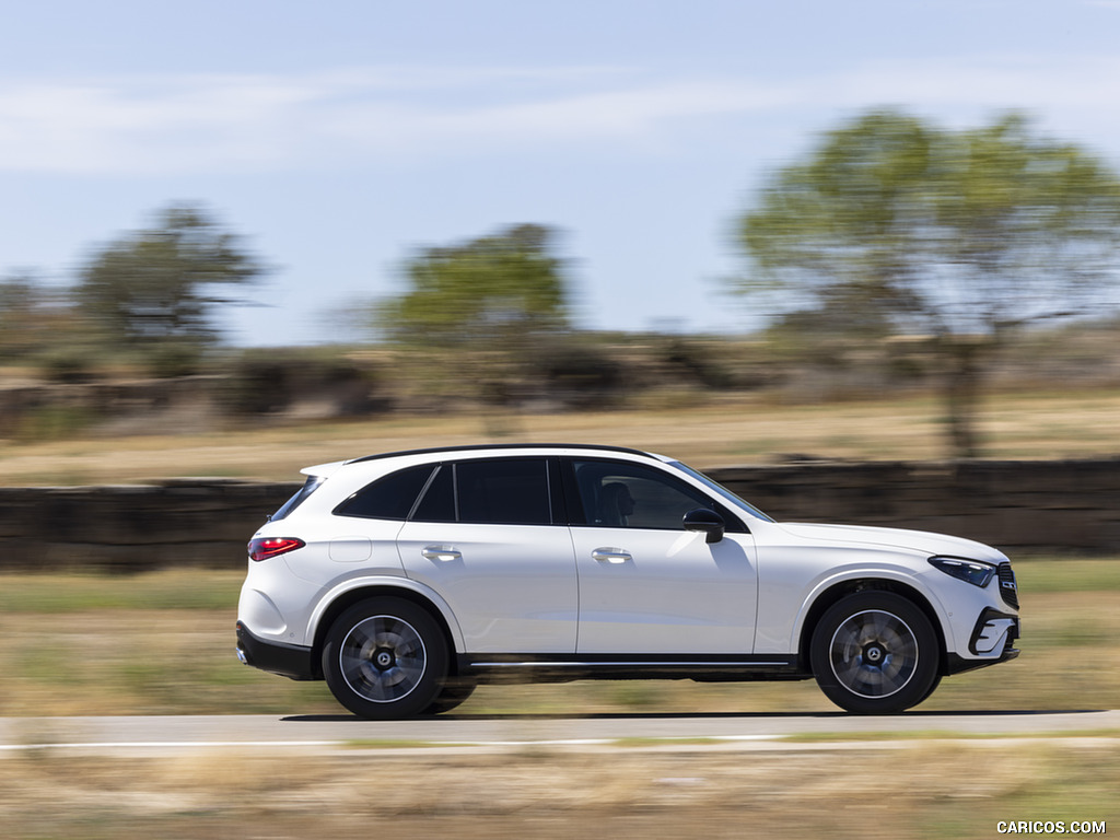 2023 Mercedes-Benz GLC 300 de 4MATIC AMG Line (Color: MANUFAKTUR Diamond White Bright) - Side