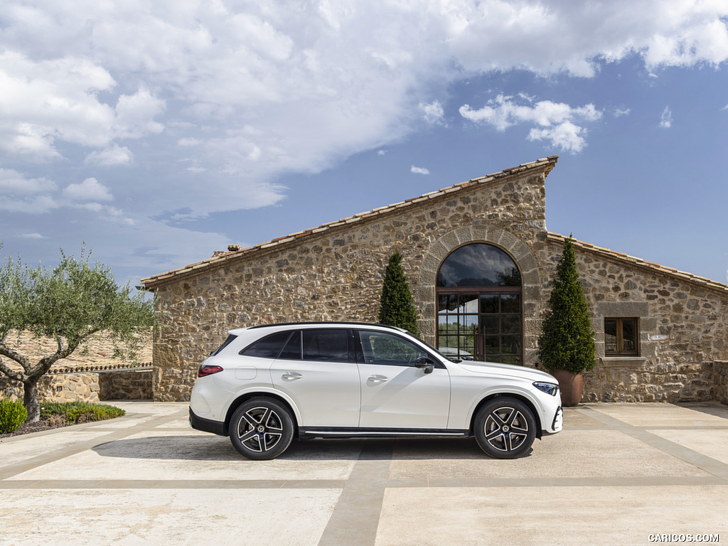 2023 Mercedes-Benz GLC 300 de 4MATIC AMG Line (Color: MANUFAKTUR Diamond White Bright) - Side