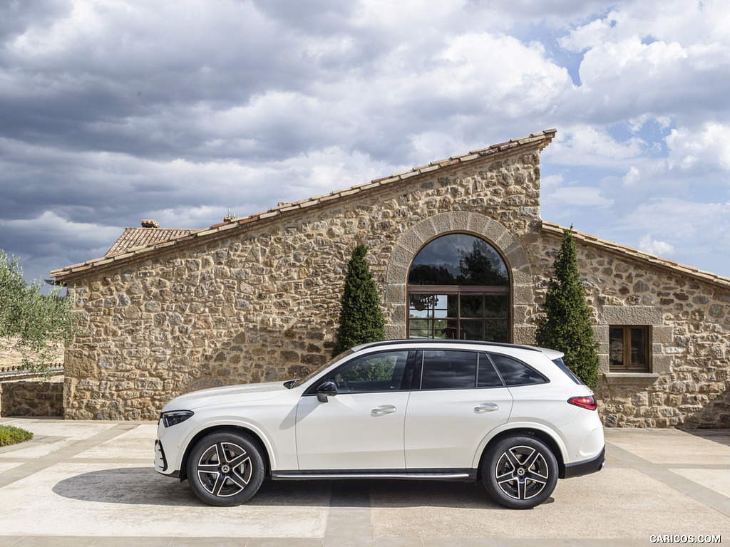 2023 Mercedes-Benz GLC 300 de 4MATIC AMG Line (Color: MANUFAKTUR Diamond White Bright) - Side