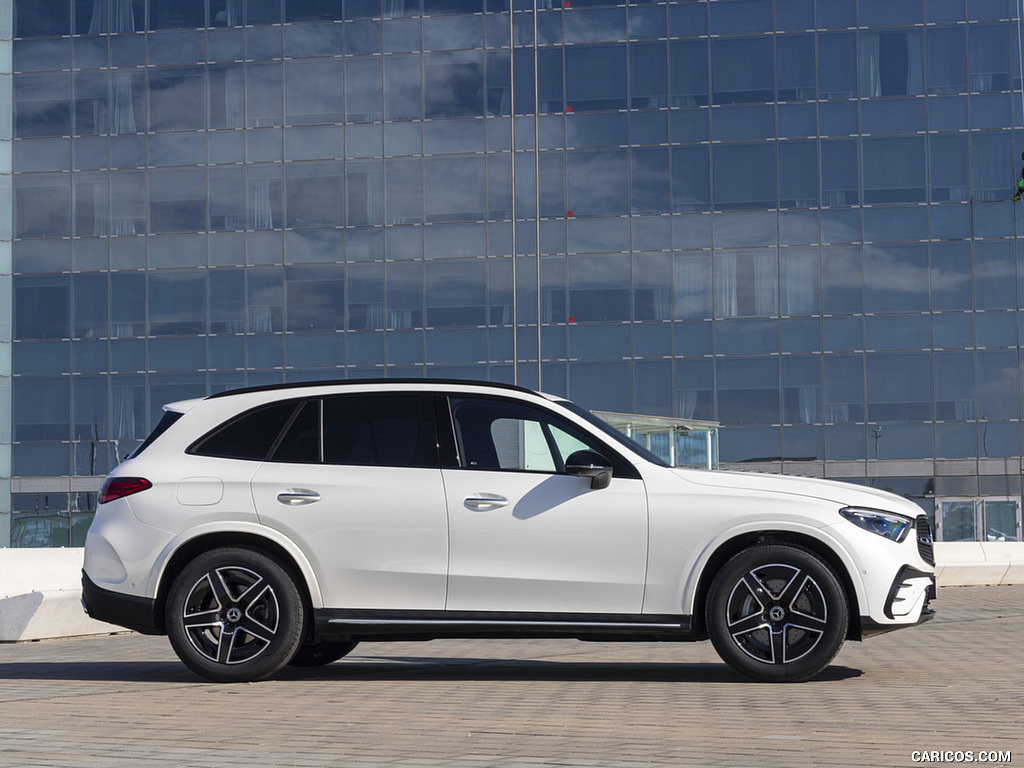 2023 Mercedes-Benz GLC 300 de 4MATIC AMG Line (Color: MANUFAKTUR Diamond White Bright) - Side