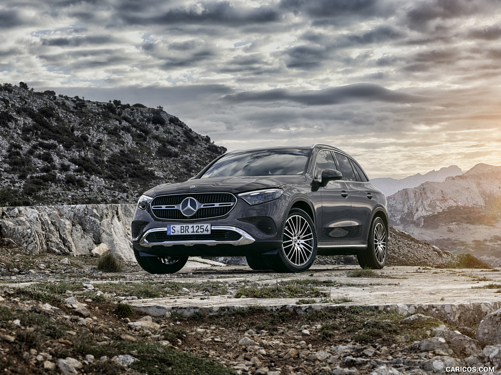 2023 Mercedes-Benz GLC AVANTGARDE (Color: Graphite Grey Metallic) - Front Three-Quarter