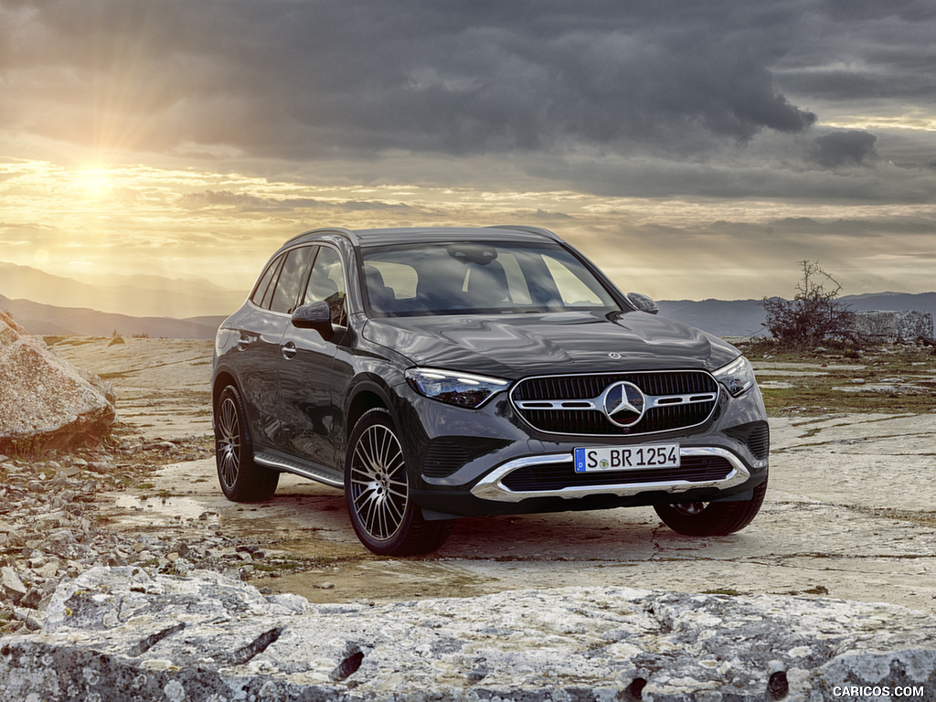 2023 Mercedes-Benz GLC AVANTGARDE (Color: Graphite Grey Metallic) - Front Three-Quarter