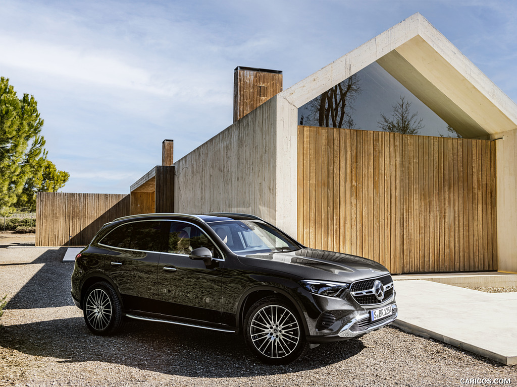 2023 Mercedes-Benz GLC AVANTGARDE (Color: Graphite Grey Metallic) - Front Three-Quarter