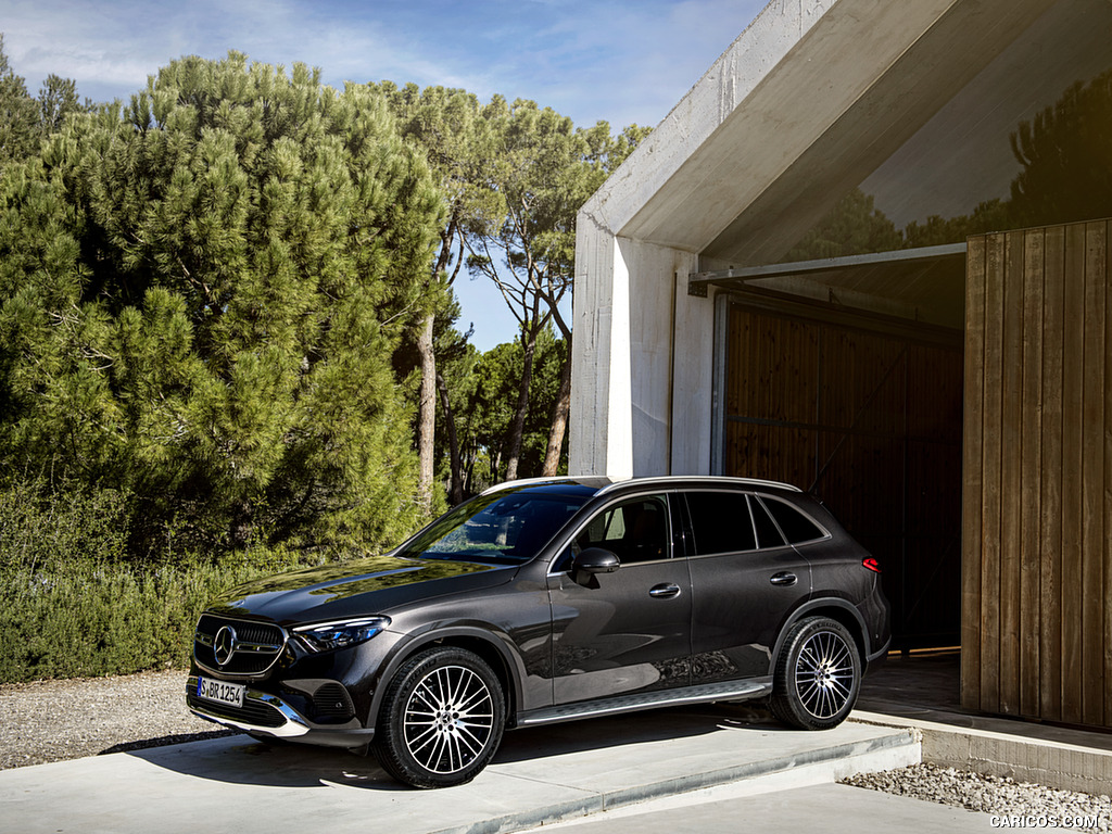 2023 Mercedes-Benz GLC AVANTGARDE (Color: Graphite Grey Metallic) - Front Three-Quarter