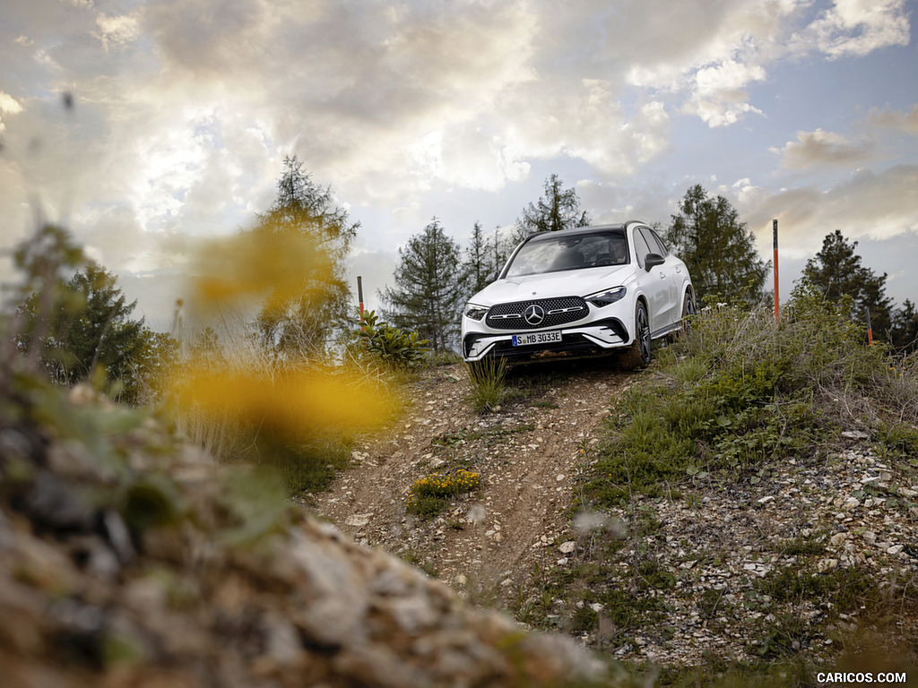 2023 Mercedes-Benz GLC Plug-in-Hybrid AMG Line MANUFAKTUR (Color: Diamond White Bright) - Front