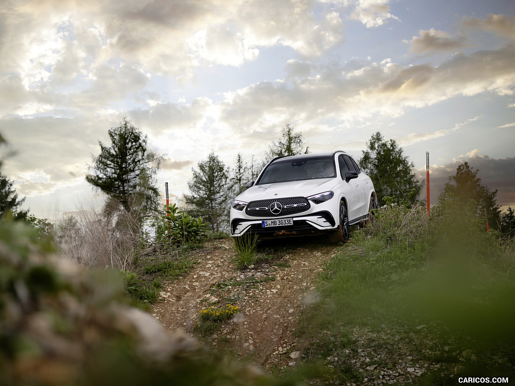 2023 Mercedes-Benz GLC Plug-in-Hybrid AMG Line MANUFAKTUR (Color: Diamond White Bright) - Front