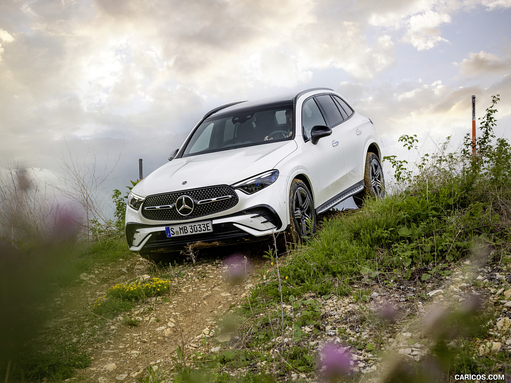 2023 Mercedes-Benz GLC Plug-in-Hybrid AMG Line MANUFAKTUR (Color: Diamond White Bright) - Front