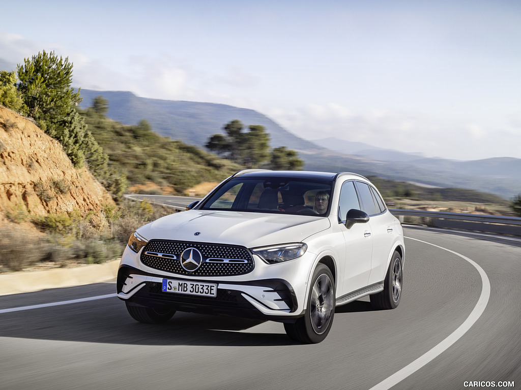 2023 Mercedes-Benz GLC Plug-in-Hybrid AMG Line MANUFAKTUR (Color: Diamond White Bright) - Front Three-Quarter