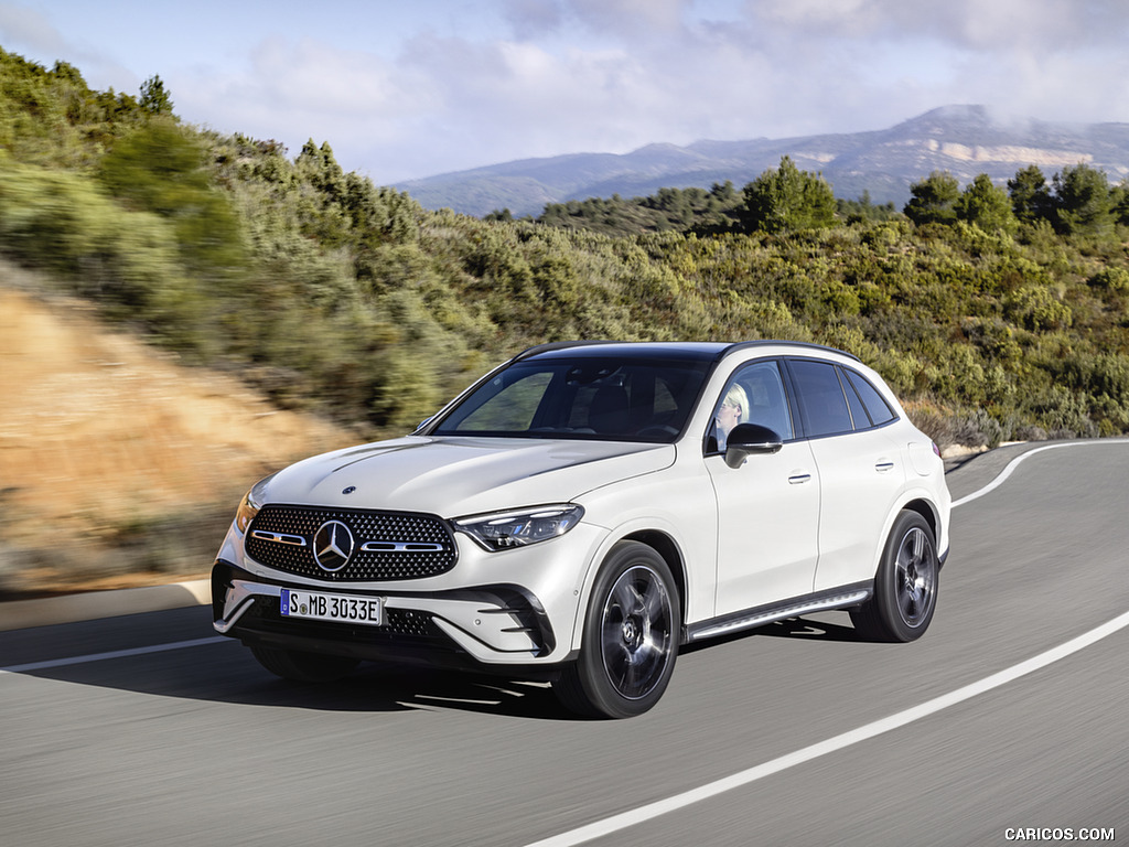 2023 Mercedes-Benz GLC Plug-in-Hybrid AMG Line MANUFAKTUR (Color: Diamond White Bright) - Front Three-Quarter