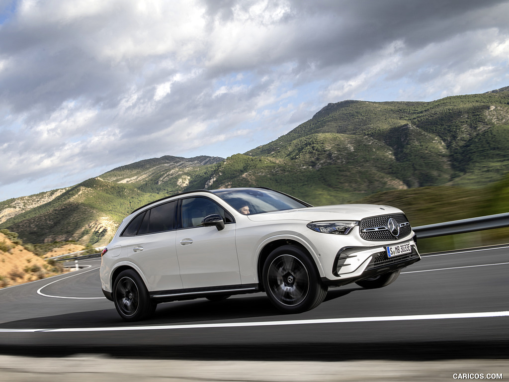 2023 Mercedes-Benz GLC Plug-in-Hybrid AMG Line MANUFAKTUR (Color: Diamond White Bright) - Front Three-Quarter