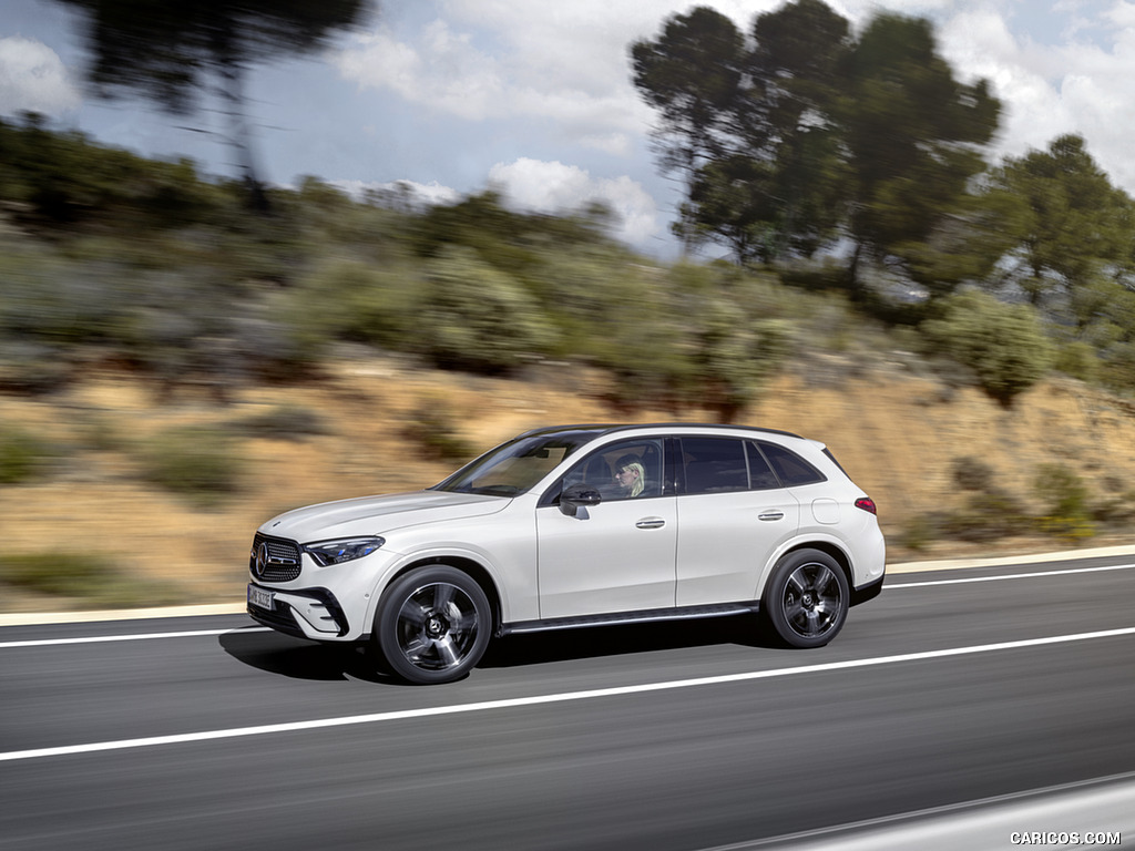 2023 Mercedes-Benz GLC Plug-in-Hybrid AMG Line MANUFAKTUR (Color: Diamond White Bright) - Front Three-Quarter