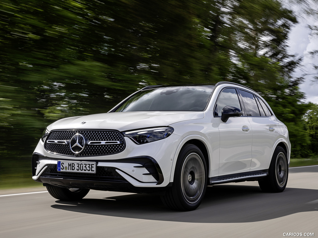 2023 Mercedes-Benz GLC Plug-in-Hybrid AMG Line MANUFAKTUR (Color: Diamond White Bright) - Front Three-Quarter