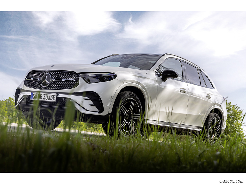 2023 Mercedes-Benz GLC Plug-in-Hybrid AMG Line MANUFAKTUR (Color: Diamond White Bright) - Front Three-Quarter