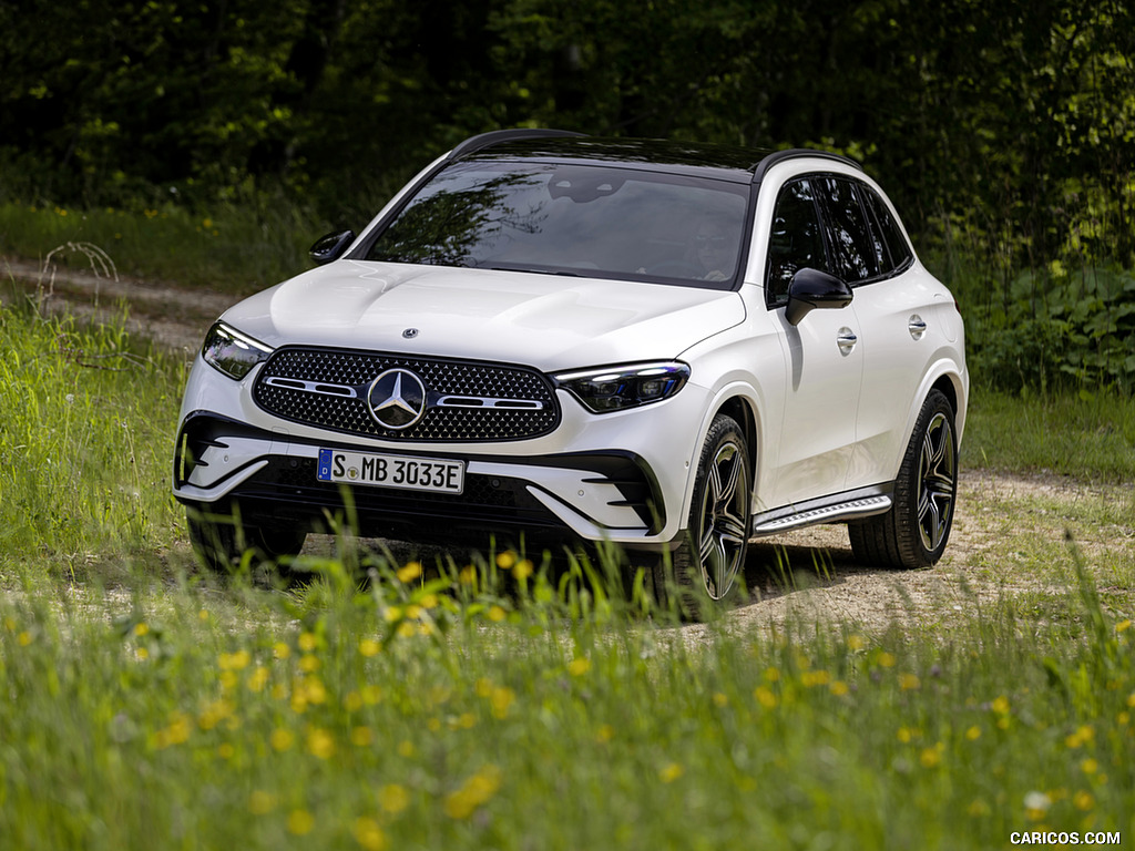 2023 Mercedes-Benz GLC Plug-in-Hybrid AMG Line MANUFAKTUR (Color: Diamond White Bright) - Front Three-Quarter