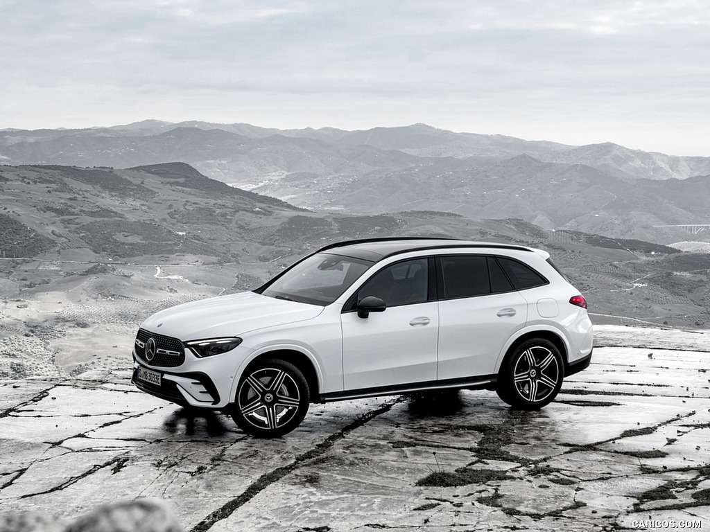 2023 Mercedes-Benz GLC Plug-in-Hybrid AMG Line MANUFAKTUR (Color: Diamond White Bright) - Front Three-Quarter