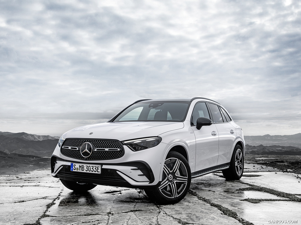 2023 Mercedes-Benz GLC Plug-in-Hybrid AMG Line MANUFAKTUR (Color: Diamond White Bright) - Front Three-Quarter