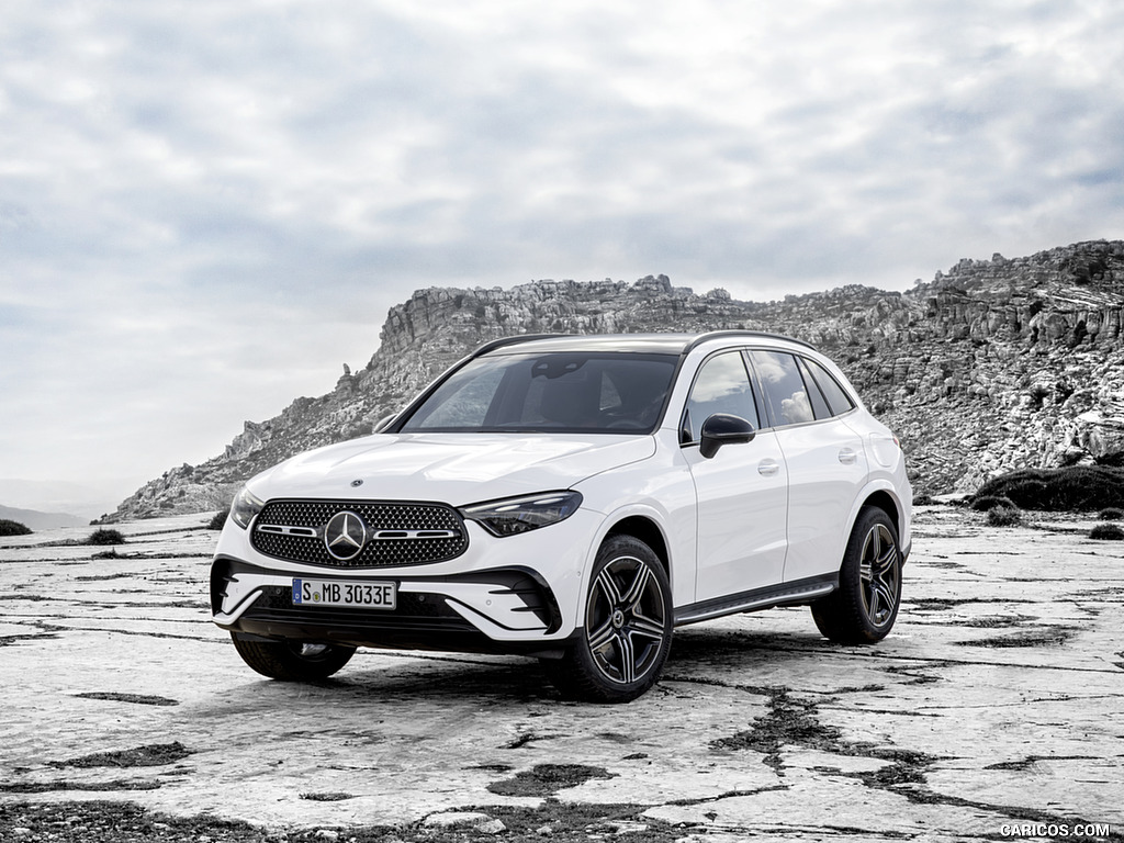 2023 Mercedes-Benz GLC Plug-in-Hybrid AMG Line MANUFAKTUR (Color: Diamond White Bright) - Front Three-Quarter