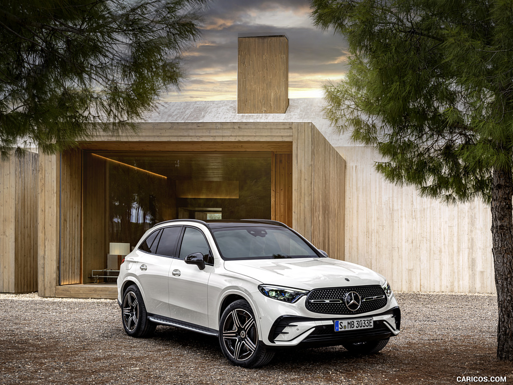 2023 Mercedes-Benz GLC Plug-in-Hybrid AMG Line MANUFAKTUR (Color: Diamond White Bright) - Front Three-Quarter