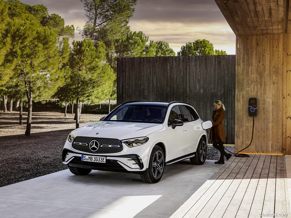 2023 Mercedes-Benz GLC Plug-in-Hybrid AMG Line MANUFAKTUR (Color: Diamond White Bright) - Front Three-Quarter