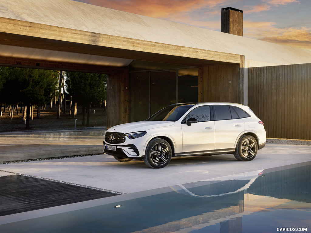 2023 Mercedes-Benz GLC Plug-in-Hybrid AMG Line MANUFAKTUR (Color: Diamond White Bright) - Front Three-Quarter