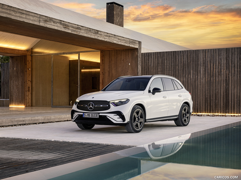 2023 Mercedes-Benz GLC Plug-in-Hybrid AMG Line MANUFAKTUR (Color: Diamond White Bright) - Front Three-Quarter