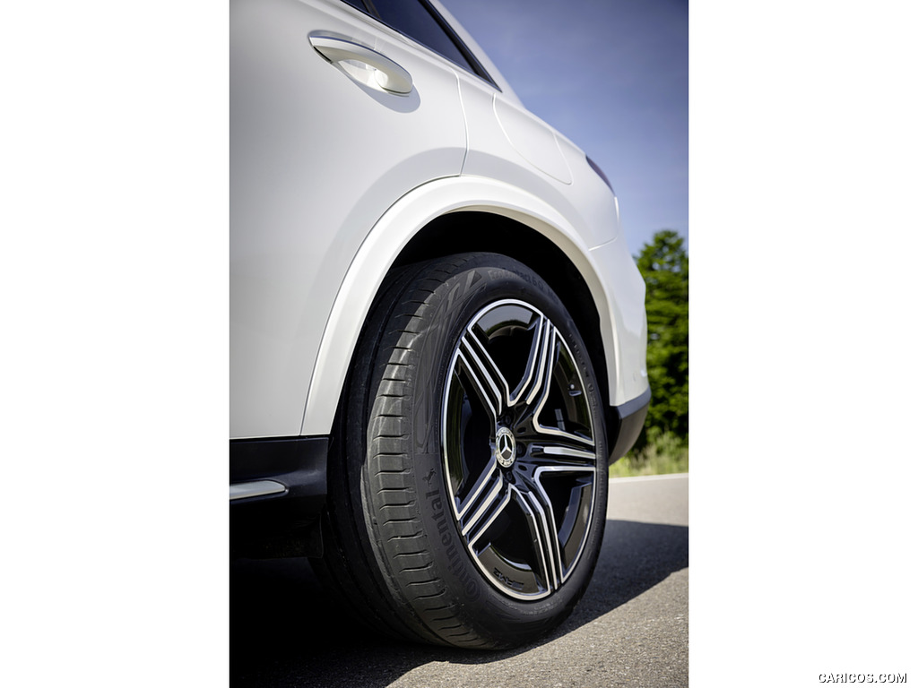 2023 Mercedes-Benz GLC Plug-in-Hybrid AMG Line MANUFAKTUR (Color: Diamond White Bright) - Wheel